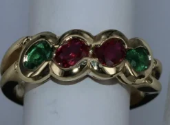 Bague en or jaune rubis et émeraude