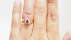 Bague en or jaune, rubis et diamants