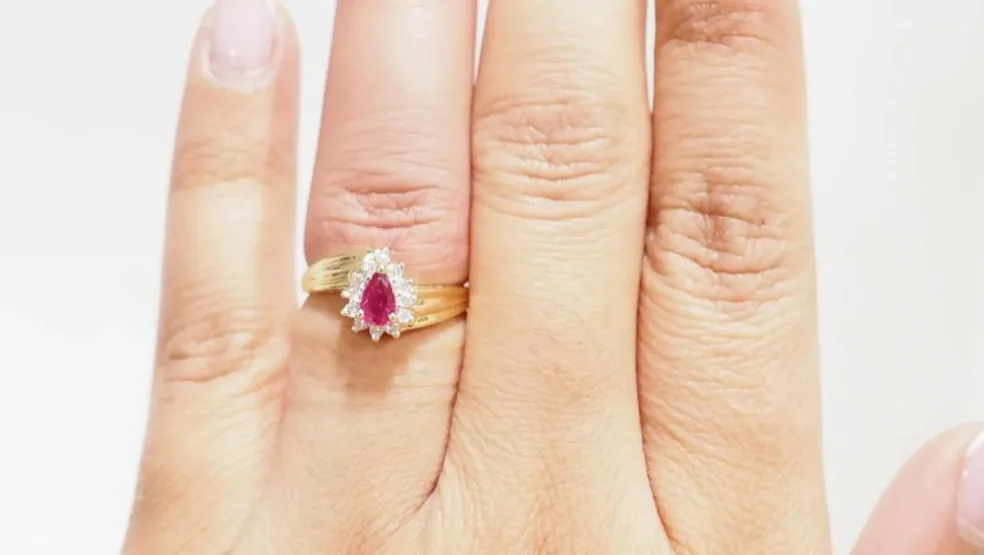 Bague en or jaune, rubis et diamants