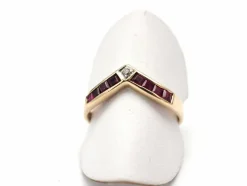 Bague en or jaune, rubis et diamant