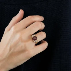 Bague en or jaune, rubis et diamants