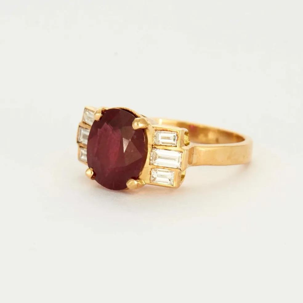 Bague en or jaune, rubis et diamants