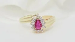 Bague en or jaune, rubis et diamants