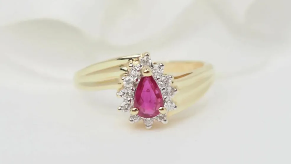 Bague en or jaune, rubis et diamants