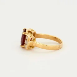 Bague en or jaune, rubis et diamants