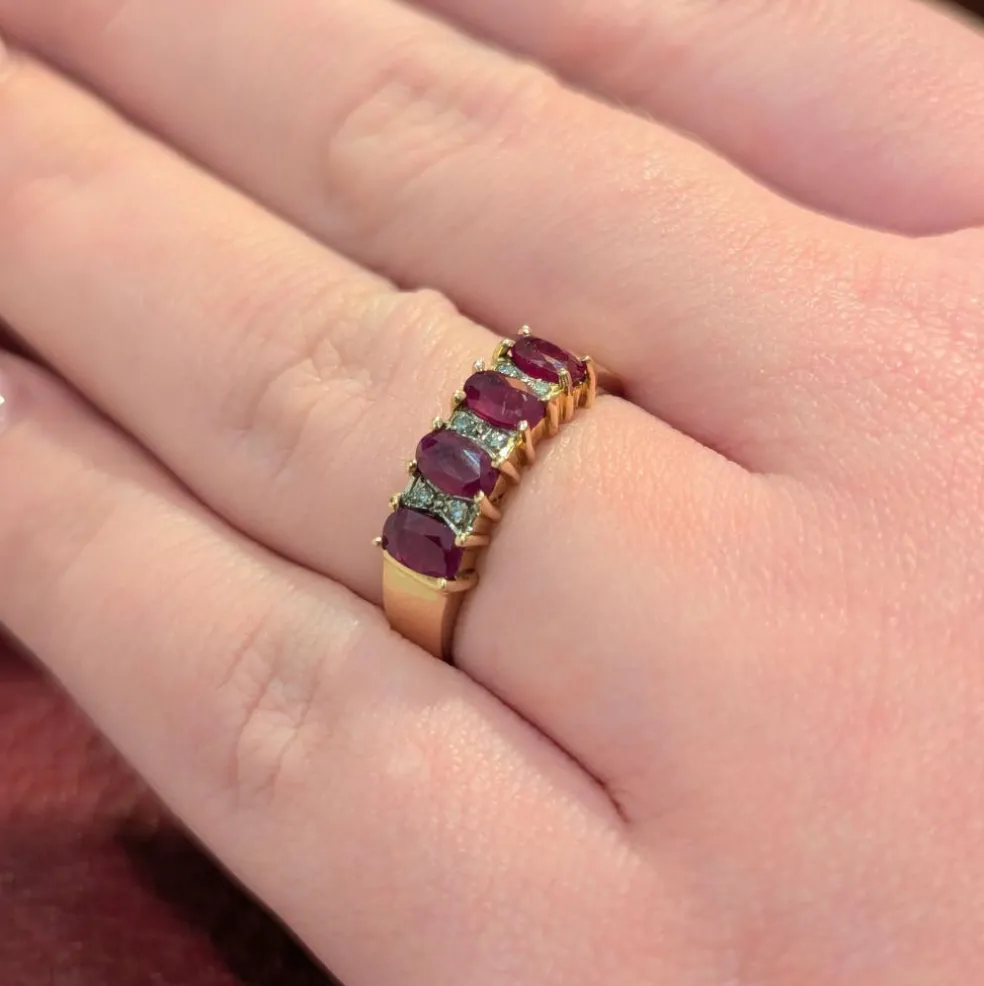 Bague en or jaune rubis et diamants