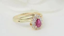 Bague en or jaune, rubis et diamants