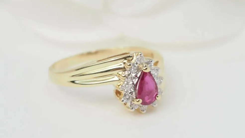 Bague en or jaune, rubis et diamants
