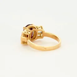 Bague en or jaune, rubis et diamants