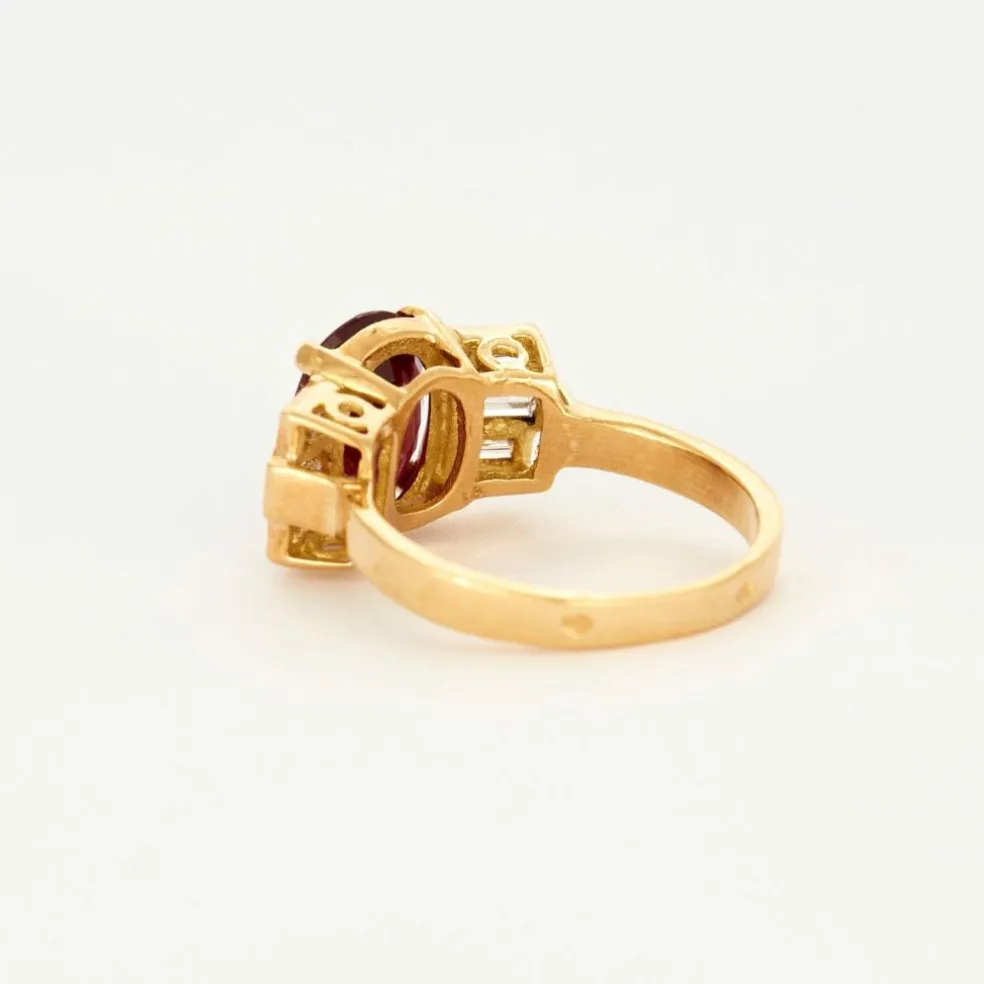 Bague en or jaune, rubis et diamants