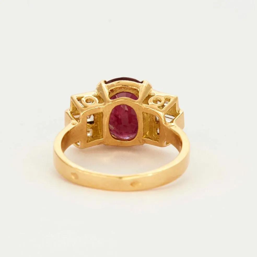 Bague en or jaune, rubis et diamants