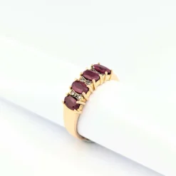 Bague en or jaune rubis et diamants