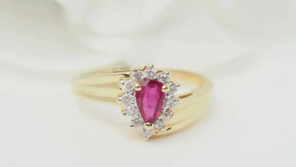 Bague en or jaune, rubis et diamants