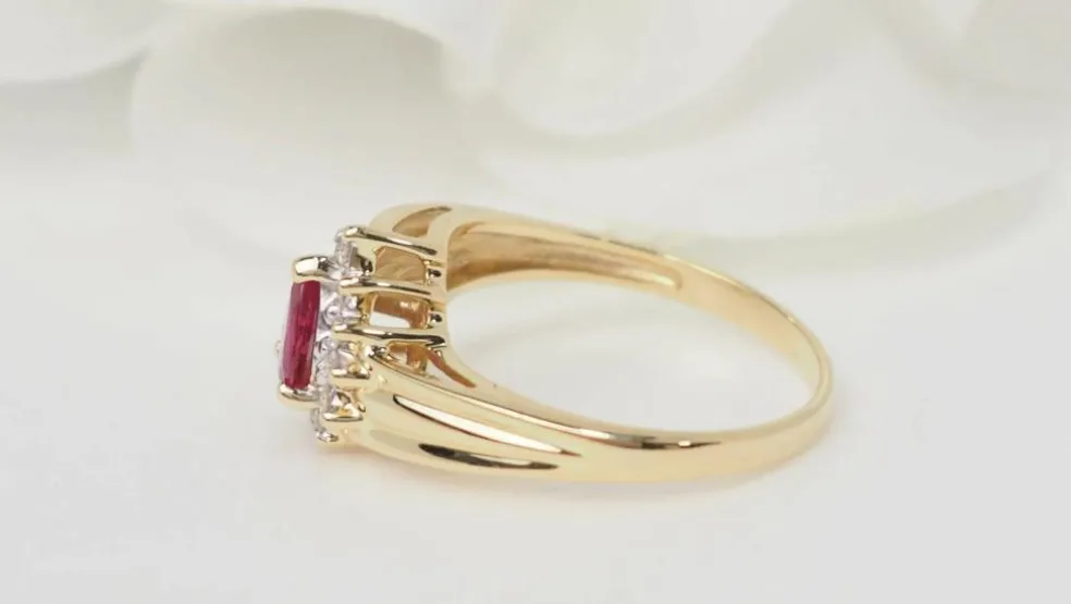 Bague en or jaune, rubis et diamants