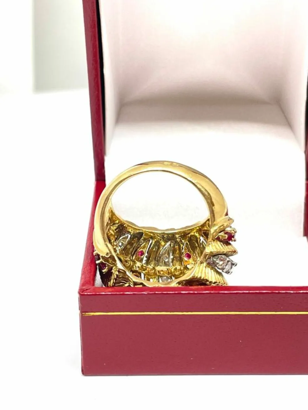Bague en or jaune rubis et diamants