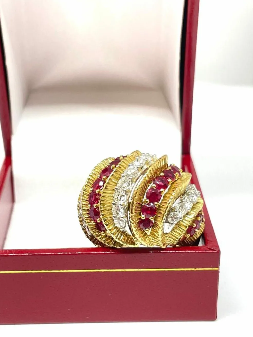 Bague en or jaune rubis et diamants