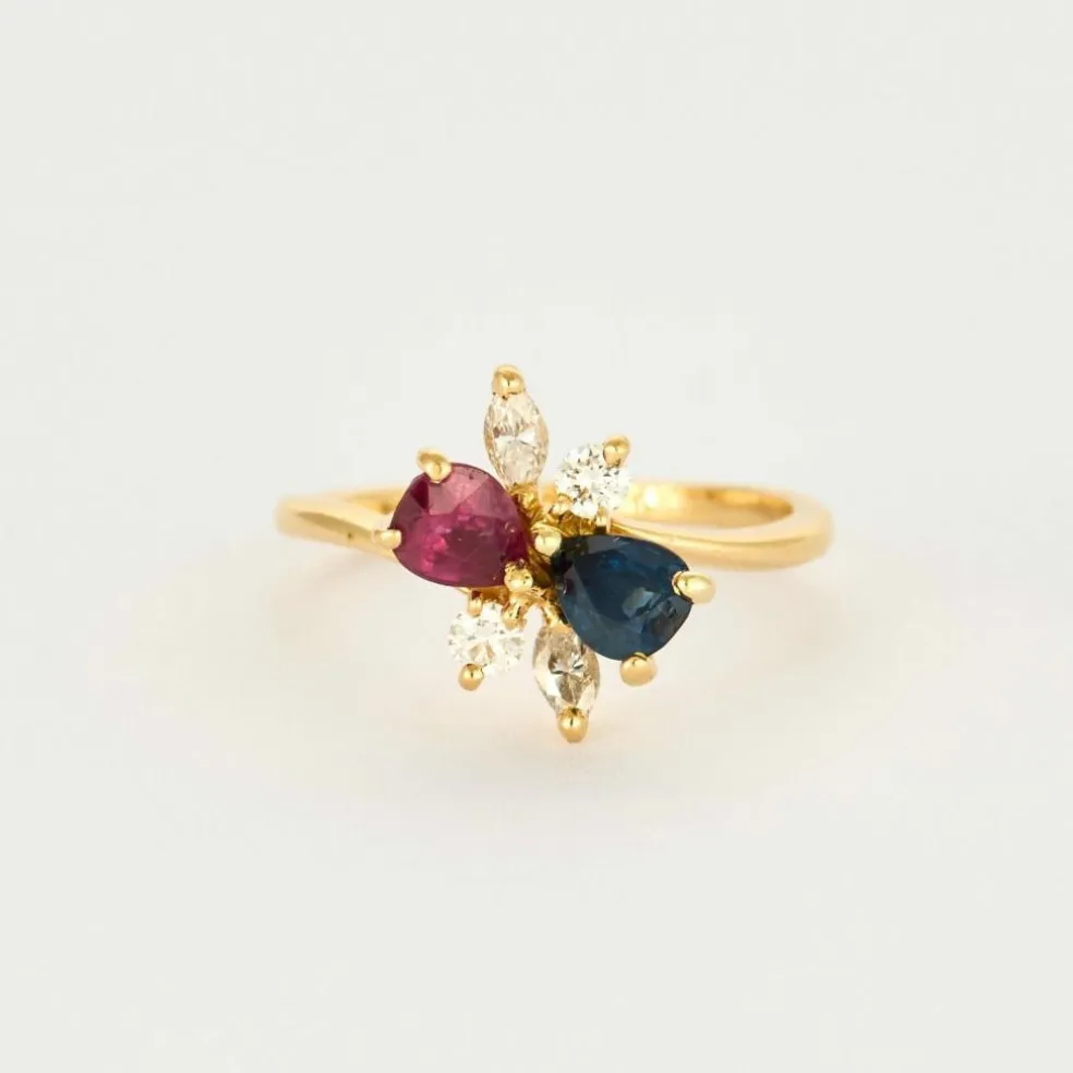 Bague en or jaune rubis, saphir, diamants