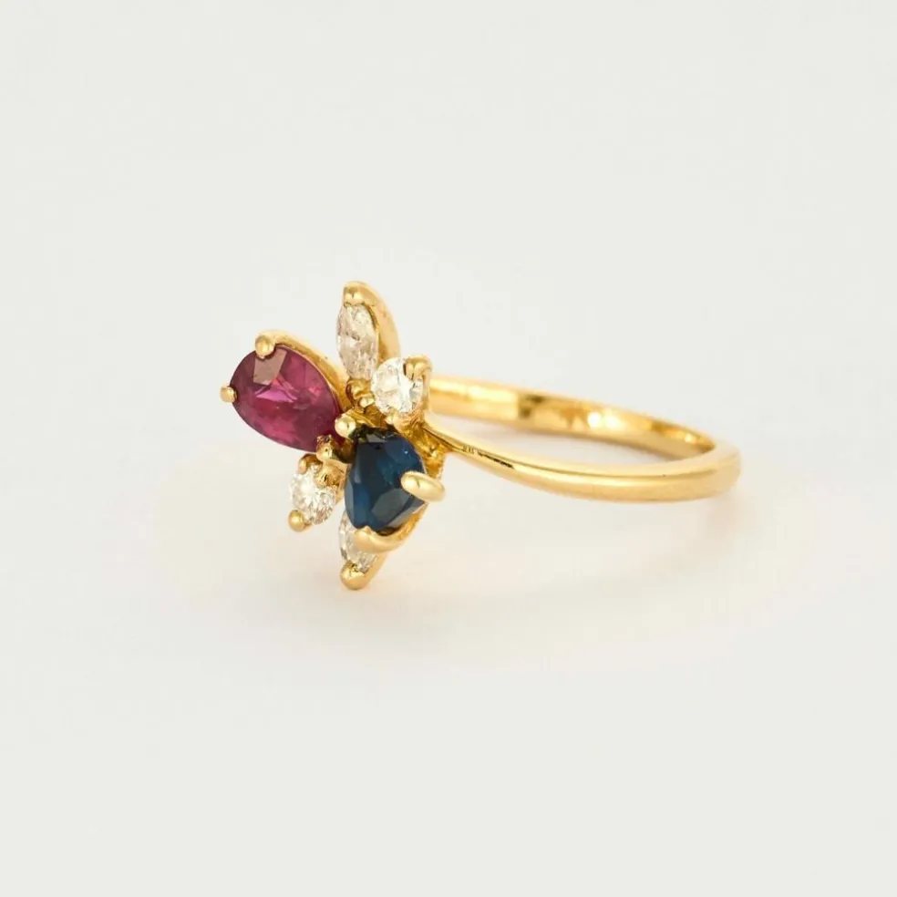Bague en or jaune rubis, saphir, diamants