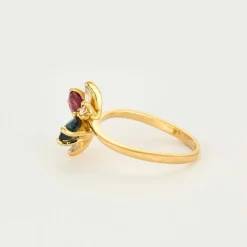 Bague en or jaune rubis, saphir, diamants