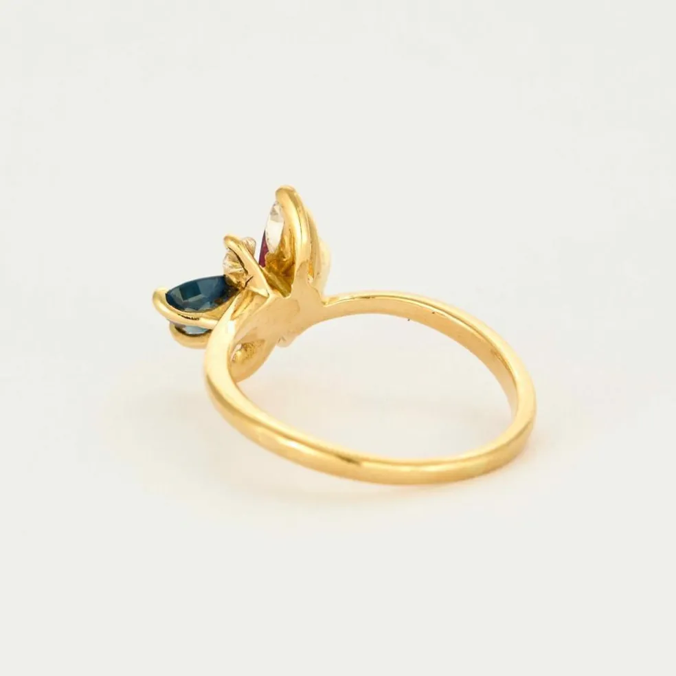 Bague en or jaune rubis, saphir, diamants