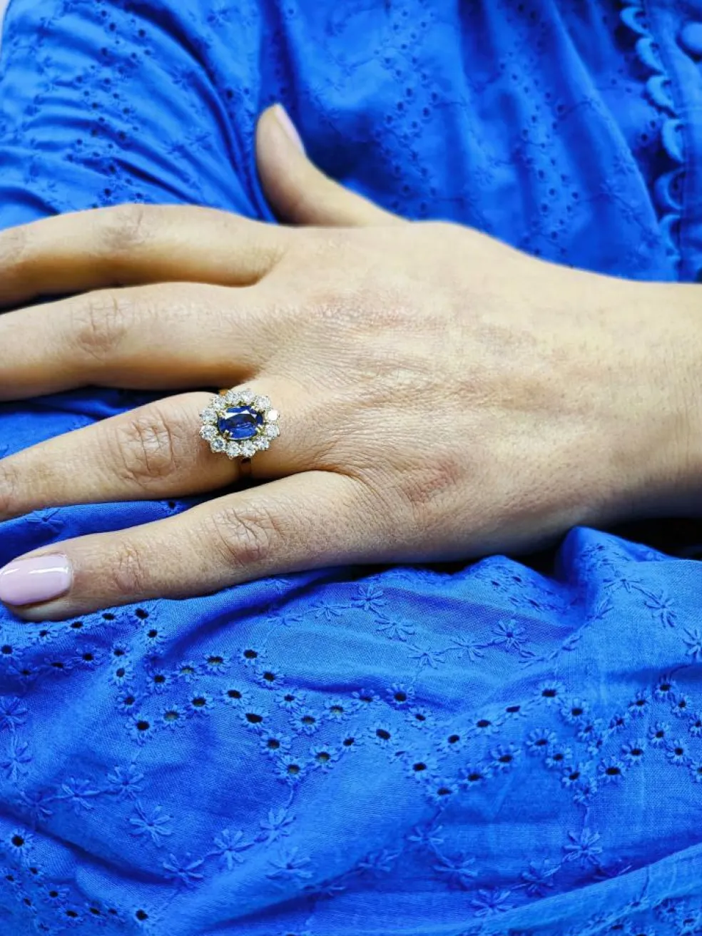 Bague en or jaune, saphir, diamants