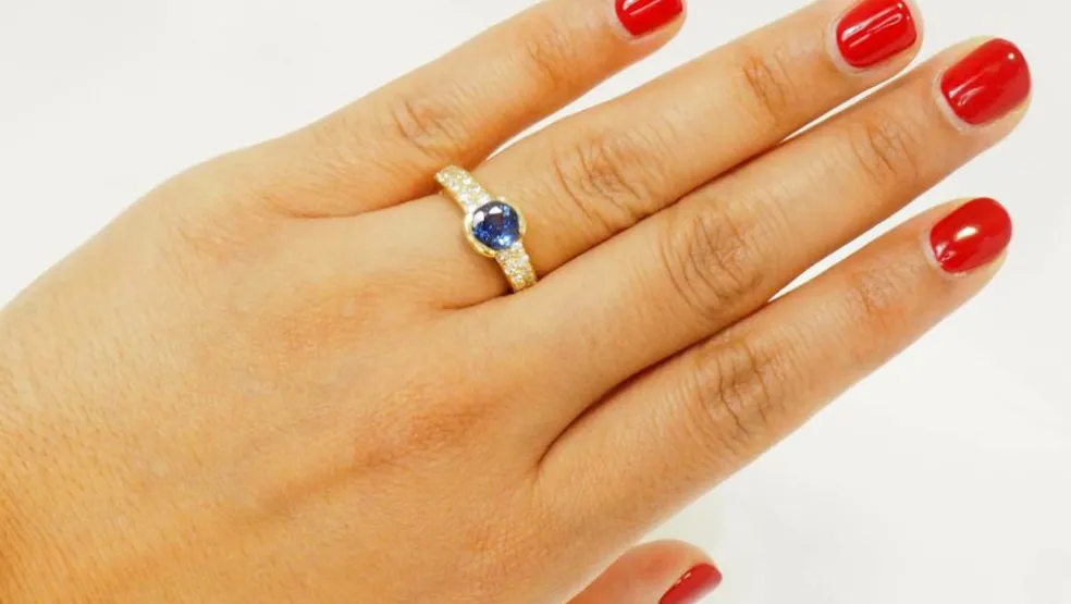 Bague en or jaune, saphir de Ceylan et diamants