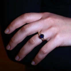 Bague en or jaune, saphir, diamants.