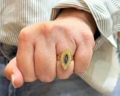 Bague en or jaune saphir navette et diamants