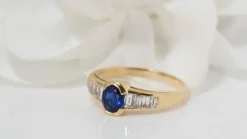 Bague en Or Jaune Saphir Ovale Et Diamants