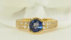 Bague en or jaune, saphir de Ceylan et diamants