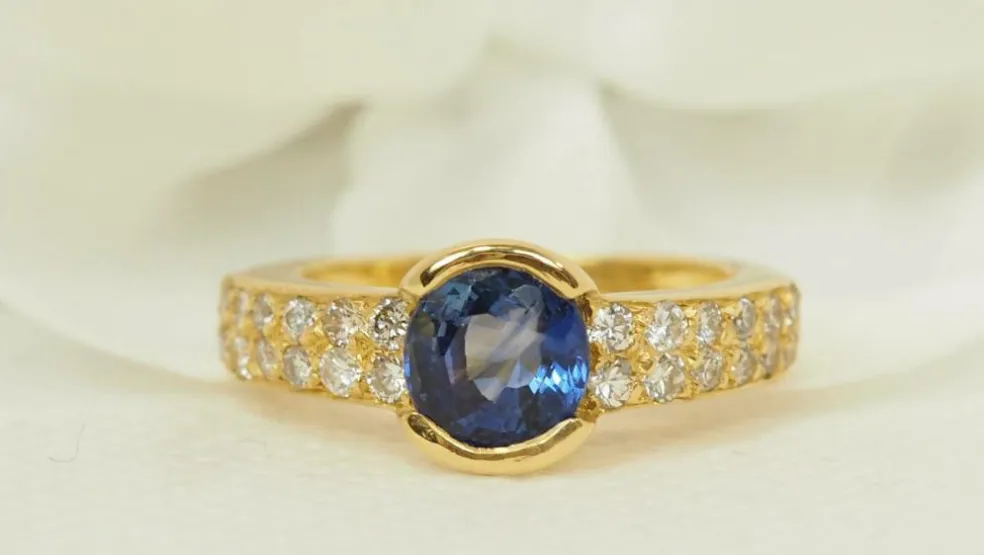 Bague en or jaune, saphir de Ceylan et diamants