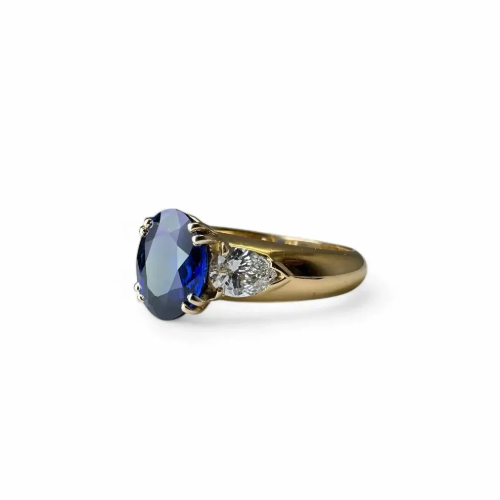 Bague en or jaune, saphir, diamants.