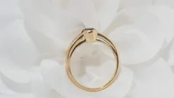 Bague en Or Jaune Saphir Ovale Et Diamants