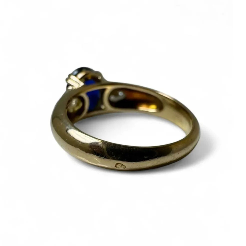 Bague en or jaune, saphir, diamants.