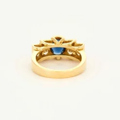 Bague en or jaune, saphir et diamants
