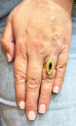 Bague en or jaune saphir navette et diamants