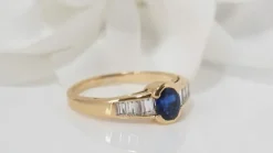 Bague en Or Jaune Saphir Ovale Et Diamants