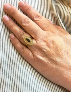 Bague en or jaune saphir navette et diamants