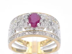 Bague en or jaune sertie de diamants et d'un rubis