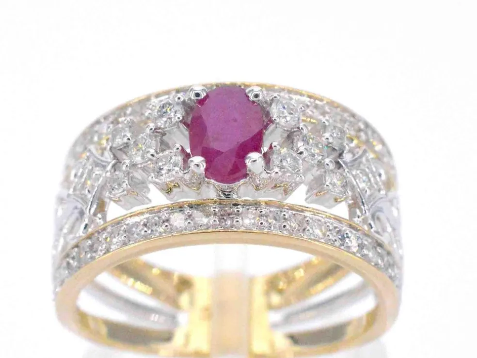 Bague en or jaune sertie de diamants et d'un rubis