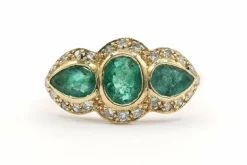 Bague en or jaune sertie d'émeraudes et de diamants