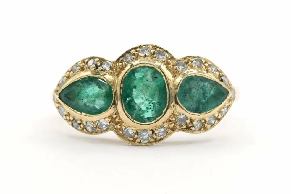 Bague en or jaune sertie d'émeraudes et de diamants