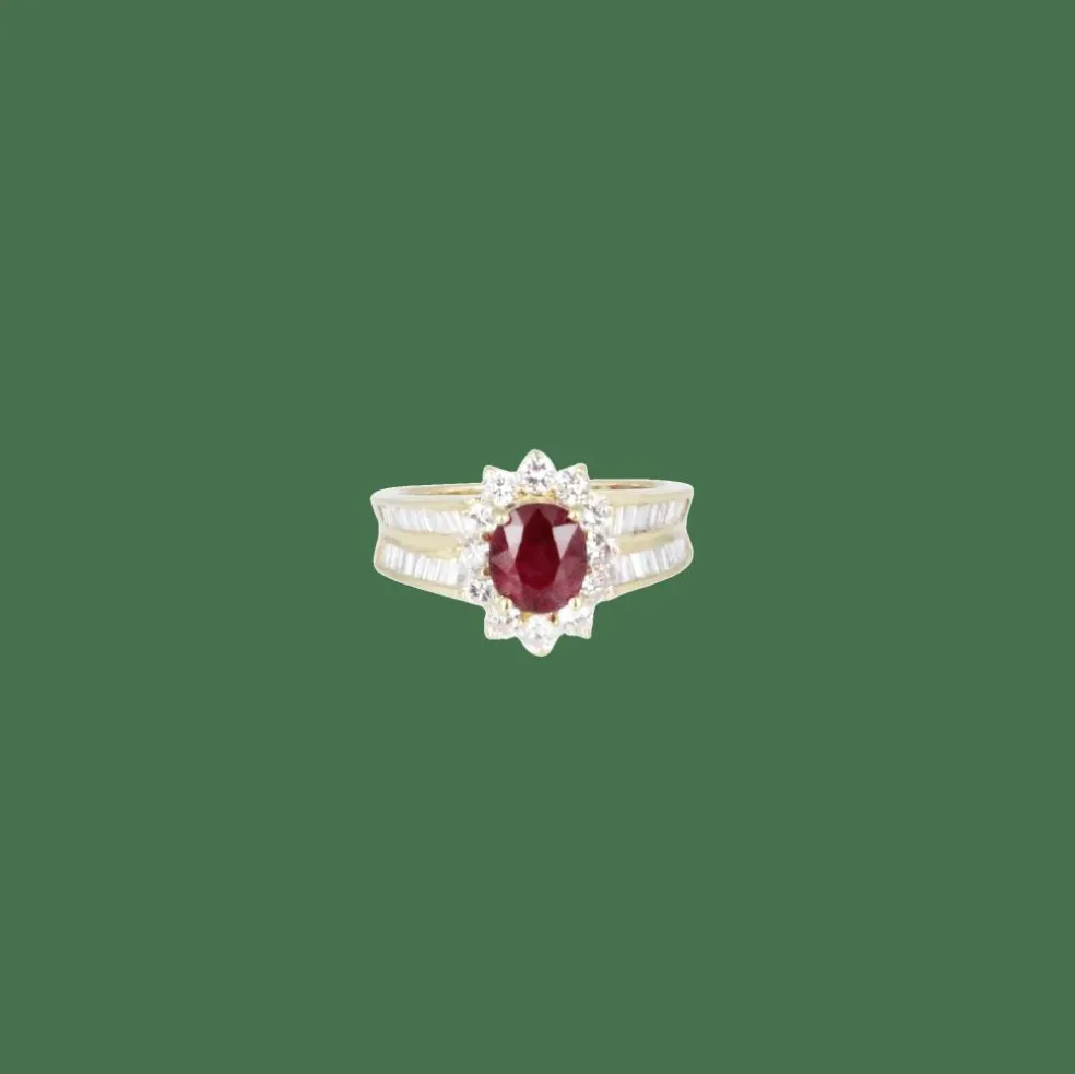 Bague en or jaune, sertie d'un rubis taille ovale entouré de diamants