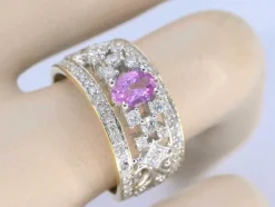 Bague en or jaune sertie de diamants et d'une pierre précieuse