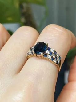 Bague en or jaune sertie d’un saphir