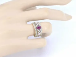 Bague en or jaune sertie de diamants et d'un rubis