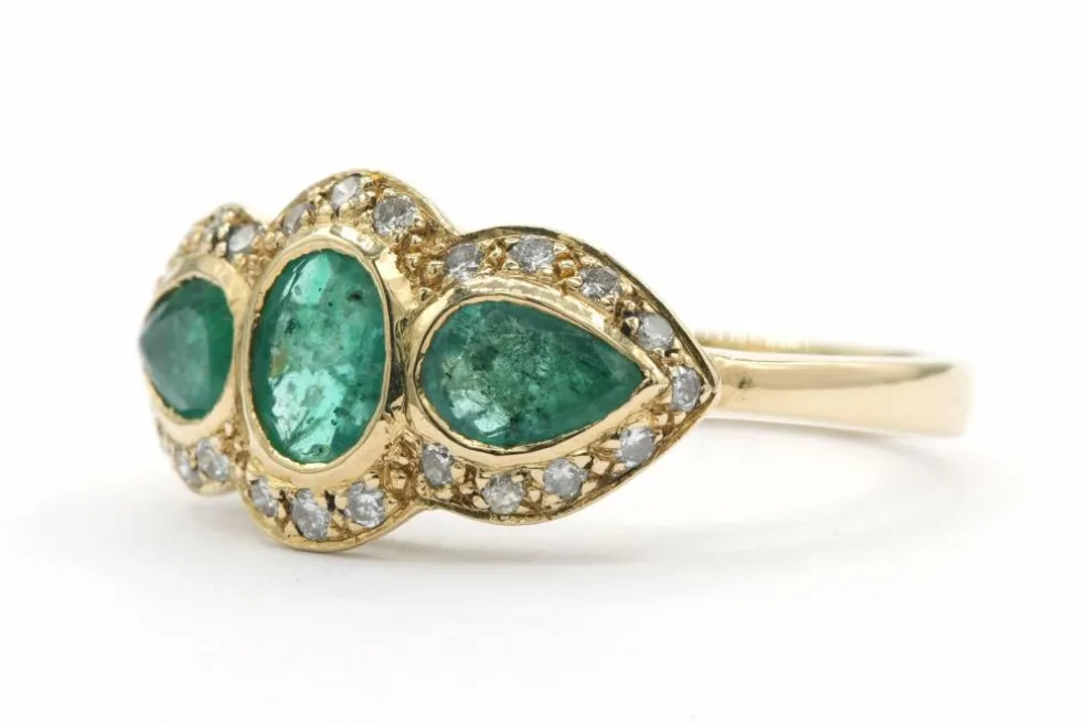 Bague en or jaune sertie d'émeraudes et de diamants