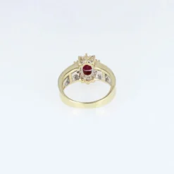 Bague en or jaune, sertie d'un rubis taille ovale entouré de diamants