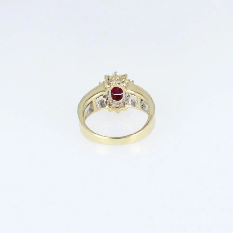 Bague en or jaune, sertie d'un rubis taille ovale entouré de diamants
