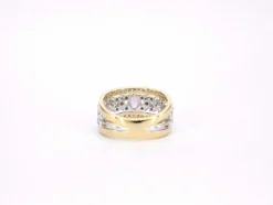 Bague en or jaune sertie de diamants et d'une pierre précieuse